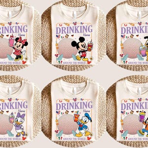 Puede incluir: Camisetas blanquecinas con un dise&ntilde;o gr&aacute;fico con personajes de Disney. Cada camiseta tiene la palabra "DRINKING" encima de un campo de nombre personalizable, con la frase "AROUND THE WORLD" debajo. Las camisetas presentan a Minnie Mouse, Mickey Mouse, Pluto, Daisy Duck, Donald Duck y Goofy.
