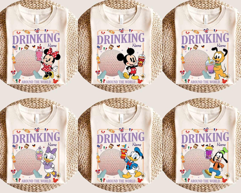 Puede incluir: Camisetas blanquecinas con un dise&ntilde;o gr&aacute;fico con personajes de Disney. Cada camiseta tiene la palabra "DRINKING" encima de un campo de nombre personalizable, con la frase "AROUND THE WORLD" debajo. Las camisetas presentan a Minnie Mouse, Mickey Mouse, Pluto, Daisy Duck, Donald Duck y Goofy.