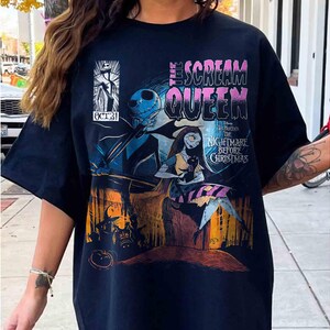 Puede incluir: Camiseta negra con un gr&aacute;fico de "Pesadilla antes de Navidad". El dise&ntilde;o incluye a Jack Skellington, Sally y el texto "The Scream Queen". La camiseta tiene cuello redondo y mangas cortas.