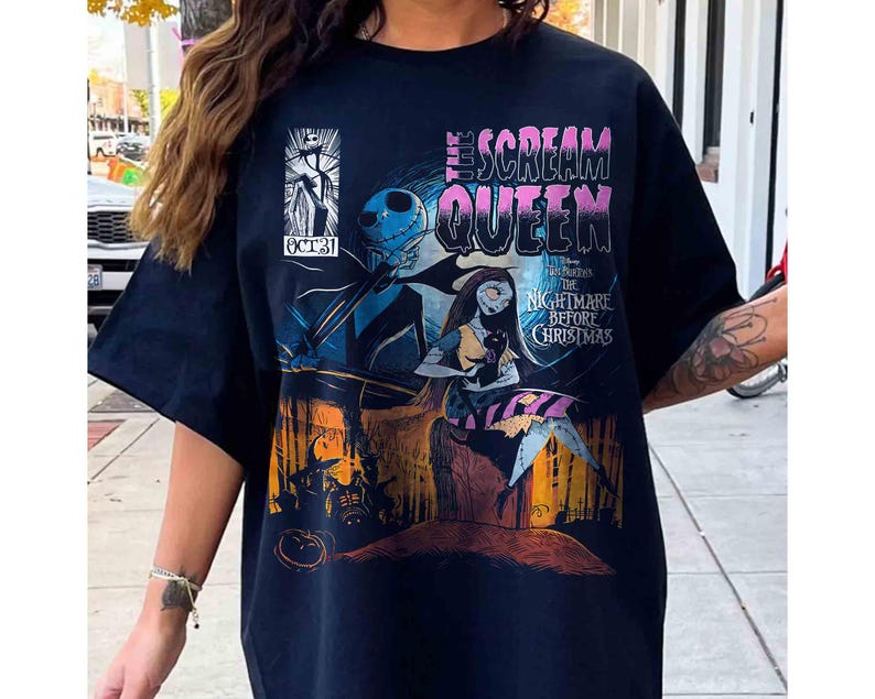 Puede incluir: Camiseta negra con un gr&aacute;fico de "Pesadilla antes de Navidad". El dise&ntilde;o incluye a Jack Skellington, Sally y el texto "The Scream Queen". La camiseta tiene cuello redondo y mangas cortas.