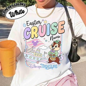 K&ouml;nnte beinhalten: Wei&szlig;es T-Shirt mit dem Aufdruck "Easter Cruise" in Pastellfarben, einem Cartoon-Schiff und einem Chip-Charakter mit einem Korb. Das Shirt tr&auml;gt auch die Aufschrift "Disney Treasure".