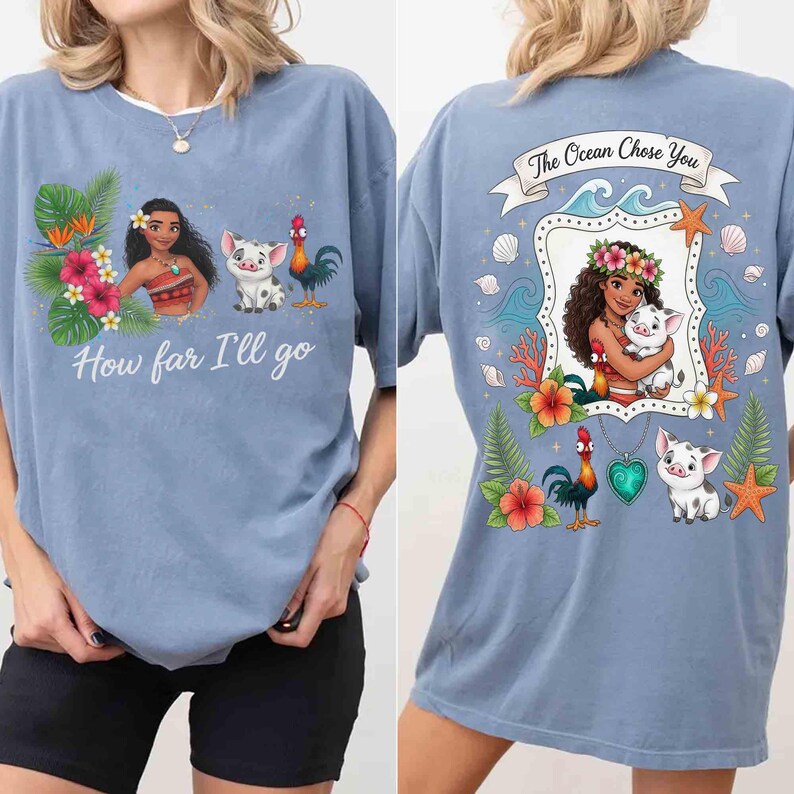 Op de afbeelding: Lichtblauw T-shirt met een kleurrijke afbeelding ge&iuml;nspireerd op een animatiefilm. De voorkant toont de tekst "How far I'll go" met karakterillustraties. De achterkant heeft de tekst "The Ocean Chose You" met extra karakterkunst.