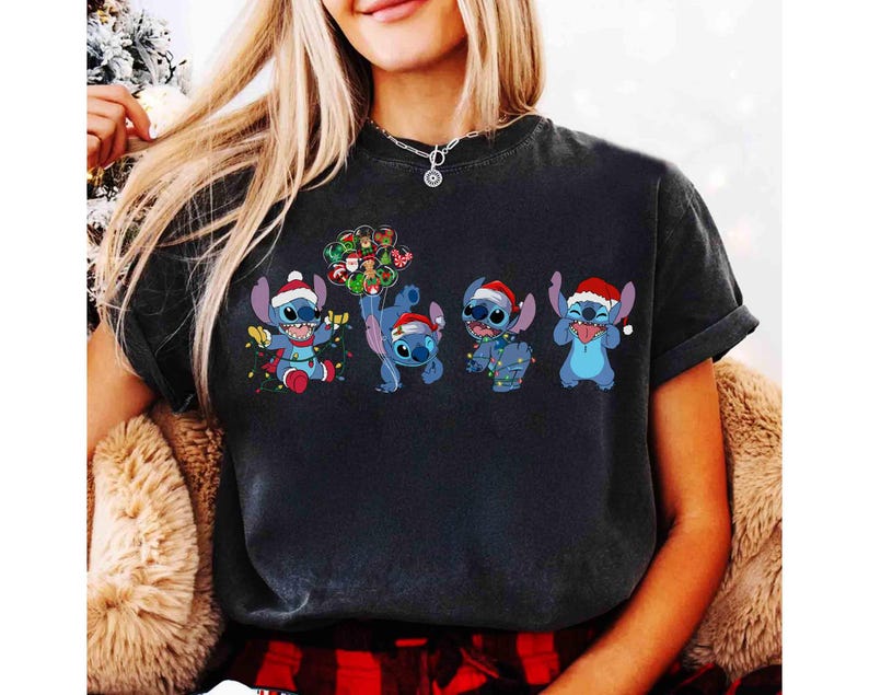 Puede incluir: Una camiseta negra con un dise&ntilde;o navide&ntilde;o del personaje Stitch con gorros de Pap&aacute; Noel y decoraciones festivas. El dibujo animado Stitch se muestra en diferentes poses, celebrando la temporada navide&ntilde;a. La camiseta es de estilo casual y c&oacute;modo.