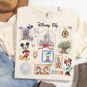 Puede incluir: Camiseta color crema con un dise&ntilde;o colorido de Disney Trip. El dise&ntilde;o incluye ilustraciones de Mickey Mouse, Minnie Mouse, el Pato Donald, Pluto, Chip y Chop, y el castillo de Cenicienta. El a&ntilde;o 2026 tambi&eacute;n est&aacute; impreso en la camiseta.