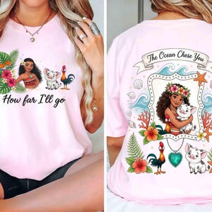 Op de afbeelding: Een lichtroze t-shirt met een afbeelding uit de film Moana. De voorkant toont Moana, Pua het varken, Hei Hei de haan en de tekst "How far I'll go". De achterkant toont Moana met Pua, met de tekst "The Ocean Chose You."