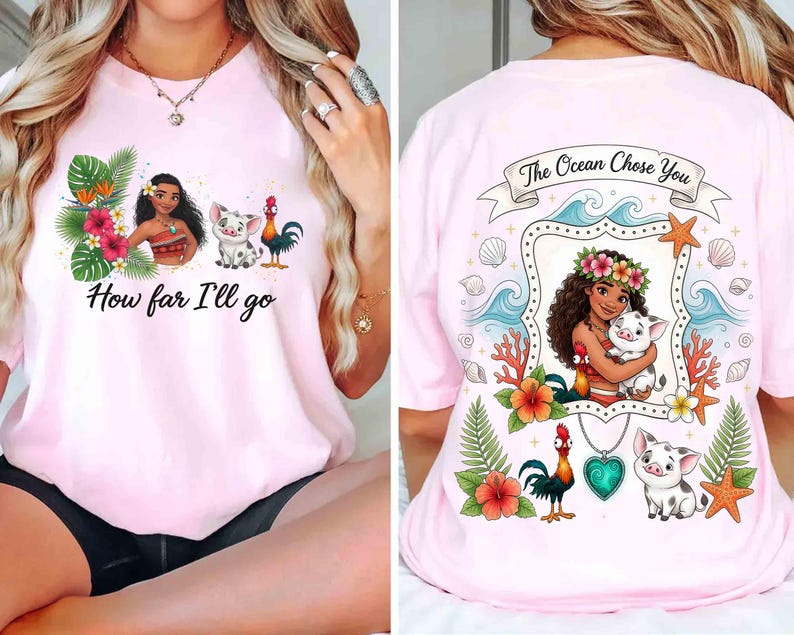 Op de afbeelding: Een lichtroze t-shirt met een afbeelding uit de film Moana. De voorkant toont Moana, Pua het varken, Hei Hei de haan en de tekst "How far I'll go". De achterkant toont Moana met Pua, met de tekst "The Ocean Chose You."