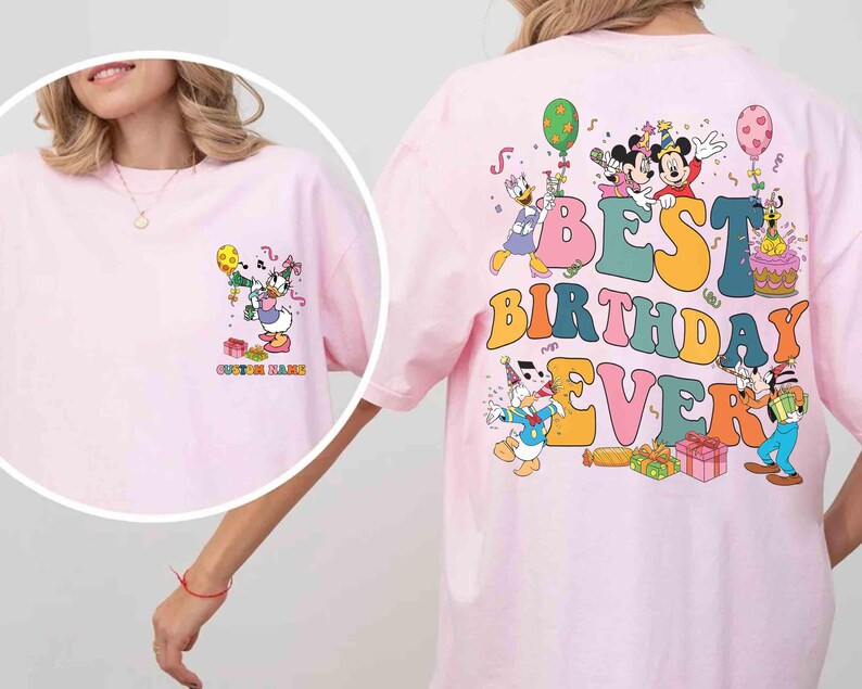 Pu&ograve; includere: T-shirt rosa chiaro con una grafica colorata di personaggi Disney che festeggiano un compleanno. Il testo "BEST BIRTHDAY EVER" &egrave; visualizzato sul retro. La parte anteriore ha una grafica pi&ugrave; piccola con il testo "CUSTOM NAME".