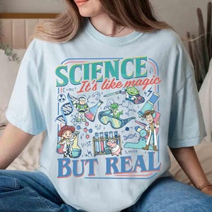 Maglietta Pixar Toy Story Science It's Like Magic But Real Comfort Colors, maglietta Disney Toy Story Science Teacher Tee, regalo divertente per scienziati immagine 3
