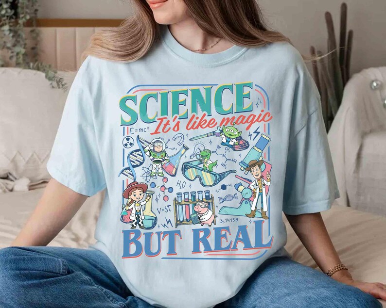 Maglietta Pixar Toy Story Science It's Like Magic But Real Comfort Colors, maglietta Disney Toy Story Science Teacher Tee, regalo divertente per scienziati immagine 3