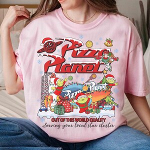 Vintage Pizza Planet Toy Story jultröja, Aliens Toy Story Pizza Planet jultröja, Musse Piggs Merry Christmas Disneyland 2026-resa bild 3