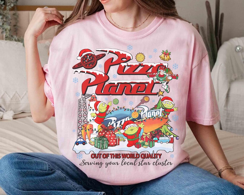 Vintage Pizza Planet Toy Story jultröja, Aliens Toy Story Pizza Planet jultröja, Musse Piggs Merry Christmas Disneyland 2026-resa bild 3