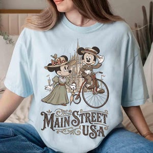 Vintage Musse och Mimmi Main Street USA-tröja, klassisk Disney-tröja för par på cykel, t-shirt med Disney-motiv, WDW Magic Kingdom-kläder bild 1