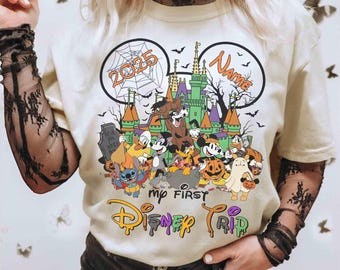 Personaliza tu camiseta de Halloween "Mi primer viaje a Disney 2026", camiseta de Halloween familiar a juego de Mickey y sus amigos, fiesta de Halloween de Mickey no tan aterradora