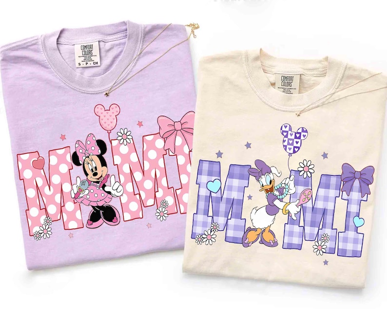 Puede incluir: Dos camisetas Comfort Colors, una lavanda y otra crema, con personajes de Disney. La camiseta lavanda tiene a Minnie Mouse con la palabra "MIMI" en un dise&ntilde;o de lunares. La camiseta crema tiene a Daisy Duck con la palabra "MIMI" en un dise&ntilde;o de cuadros.