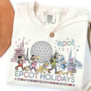 Comfort Color Mickey & Friends Epcot Holidays-tröja, World Showcase Skyline-tröja, Epcot-resor runt om i världen, Epcot Festival-familjeresa bild 1