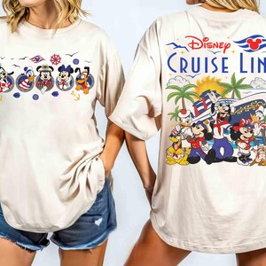 Peut inclure: T-shirt beige surdimensionn&eacute; avec des graphismes Disney Cruise Line. Le devant pr&eacute;sente des personnages Disney dans des cercles nautiques, tandis que le dos montre une sc&egrave;ne de bateau de croisi&egrave;re avec l'inscription "Disney Cruise Line". Le t-shirt a des manches courtes et une coupe d&eacute;contract&eacute;e.