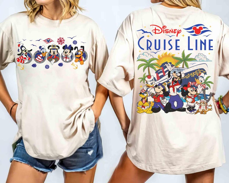 Peut inclure: T-shirt beige surdimensionn&eacute; avec des graphismes Disney Cruise Line. Le devant pr&eacute;sente des personnages Disney dans des cercles nautiques, tandis que le dos montre une sc&egrave;ne de bateau de croisi&egrave;re avec l'inscription "Disney Cruise Line". Le t-shirt a des manches courtes et une coupe d&eacute;contract&eacute;e.