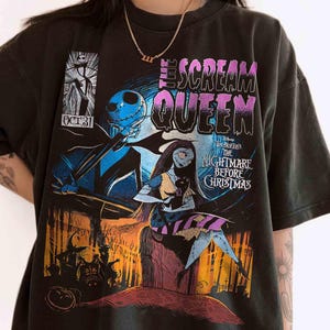 Puede incluir: Camiseta negra con un gr&aacute;fico de "Pesadilla antes de Navidad". El dise&ntilde;o incluye a Jack Skellington, Sally y el texto "The Scream Queen". La obra de arte est&aacute; en tonos de azul, morado, naranja y negro.