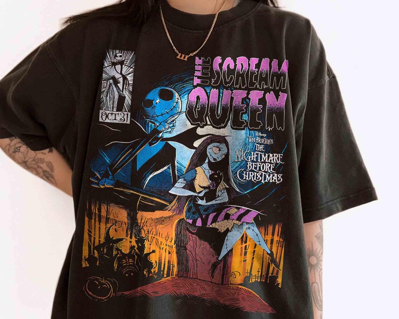 Puede incluir: Camiseta negra con un gr&aacute;fico de "Pesadilla antes de Navidad". El dise&ntilde;o incluye a Jack Skellington, Sally y el texto "The Scream Queen". La obra de arte est&aacute; en tonos de azul, morado, naranja y negro.