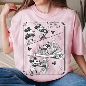 Może przedstawiać: Jasnor&oacute;żowa koszulka z czarno-białą grafiką Myszki Miki z Steamboat Willie, EST. 1928. Grafika przedstawia Myszkę Miki w r&oacute;żnych scenach. Koszulka ma okrągły dekolt i kr&oacute;tkie rękawy.