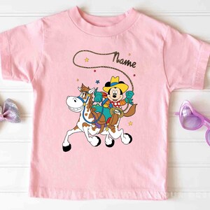 Personalisierte Micky Maus Cowboy Shirt, Disney Western Country T-Shirt, Benutzerdefinierter Name Disney Geburtstagskind Geschenke T-Shirt, Erwachsene Kleinkind Passendes T-Shirt Bild 2