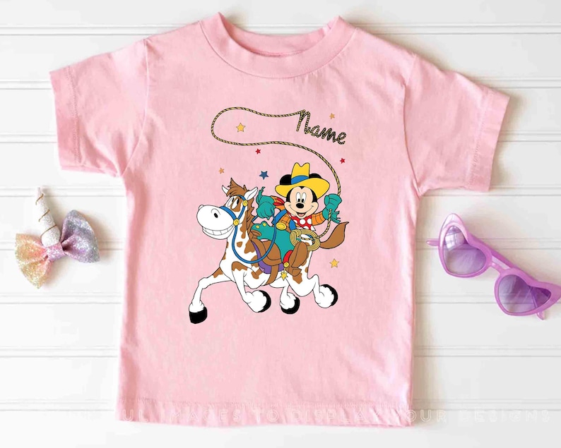 Personalisierte Micky Maus Cowboy Shirt, Disney Western Country T-Shirt, Benutzerdefinierter Name Disney Geburtstagskind Geschenke T-Shirt, Erwachsene Kleinkind Passendes T-Shirt Bild 2