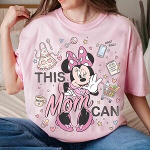 Aquarell Minnie Maus Mom Shirt, Disney diese Mutter kann T-Shirt, Muttertagsgeschenk für Mama, Disneyland Familien Reise Outfit, Disney Mom Outfit Bild 4