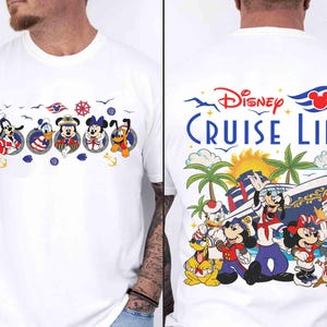 Peut inclure: T-shirt blanc avec des personnages Disney en tenue nautique. L'avant pr&eacute;sente des personnages dans des cadres circulaires, tandis que le dos affiche le texte "Disney Cruise Line" et une illustration de bateau de croisi&egrave;re. Le design comprend des ancres, des mouettes et un soleil.