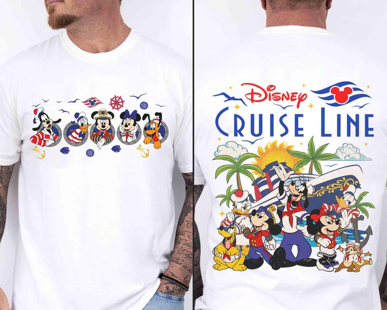 Peut inclure: T-shirt blanc avec des personnages Disney en tenue nautique. L'avant pr&eacute;sente des personnages dans des cadres circulaires, tandis que le dos affiche le texte "Disney Cruise Line" et une illustration de bateau de croisi&egrave;re. Le design comprend des ancres, des mouettes et un soleil.