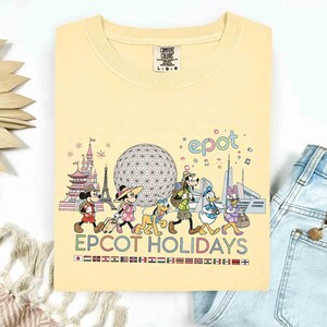 Comfort Color Mickey & Friends Epcot Holidays-tröja, World Showcase Skyline-tröja, Epcot-resor runt om i världen, Epcot Festival-familjeresa bild 2