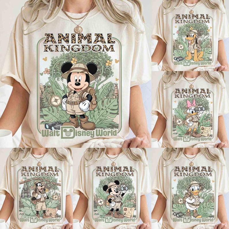 Puede incluir: Camisetas color crema con varios personajes de Disney con trajes de safari, con el texto "ANIMAL KINGDOM" y "Walt Disney World". Mickey Mouse, Pluto, Daisy, Donald y Goofy se representan en un entorno selv&aacute;tico.