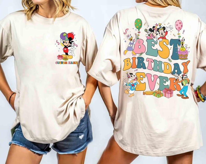 Pu&ograve; includere: T-shirt beige con grafica colorata di Topolino e amici, palloncini e regali. La parte posteriore della maglietta dice "BEST BIRTHDAY EVER". La maglietta ha una vestibilit&agrave; ampia.