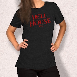 Op de afbeelding: Een set van drie keramische mokken met een gespikkelde, matte afwerking. De mokken zijn in crème, lichtgrijs en donkergrijs. Elke mok heeft een eenvoudig, minimalistisch ontwerp.