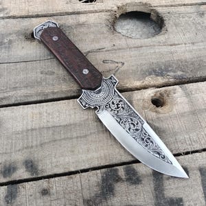 Handgefertigtes Bowie Jagdmesser mit Gravur: 440c Stahl, Rosenholz-Griff, Lederscheide