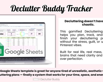 Può includere: Un laptop mostra un modello di Google Sheets intitolato "Declutter Buddy Tracker". Lo schermo mostra un foglio di calcolo con campi dati e un'icona verde di Google Sheets. Il testo recita "Decluttering doesn't have to be chaotic."