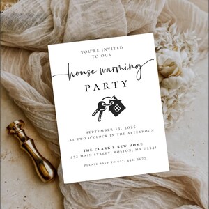 Pode incluir: Um convite branco para uma festa de boas-vindas com texto preto e um gráfico de chave e casa. O convite inclui o texto "You're Invited to Our House Warming Party" e detalhes do evento.
