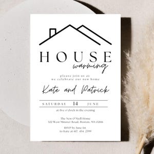 Pode incluir: Um convite minimalista para uma inauguração em cartão branco. O design apresenta um desenho a traço preto de um telhado de casa acima das palavras "HOUSE warming". Os nomes "Kate e Patrick" estão em escrita cursiva.