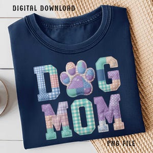 Peut inclure: T-shirt bleu marine avec l'inscription "DOG MOM" en lettres patchwork et une empreinte de patte. Les lettres et l'empreinte de patte sont faites de divers tissus aux couleurs pastel. Les mots "DIGITAL DOWNLOAD" et "PNG FILE" sont imprimés en haut et en bas.