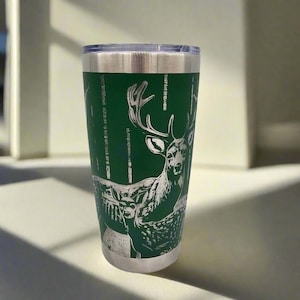 Hirschbecher - Grün Laser gravierte 20 Unzen Edelstahlbecher mit Deckel - Buck und Wildtierszene - Jagdgeschenk für Männer
