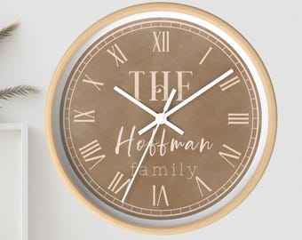 Gepersonaliseerde wandklok familienaam, aangepaste achternaamklok, natuurlijke houten klok, modern-bruine boerderij woondecoratie, cadeau bruiloft en housewarming