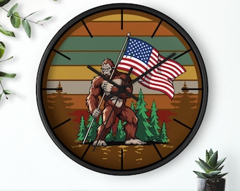 Bigfoot patriottische wandklok, Amerika 250 verjaardag decor, PNW-Sasquatch Amerikaanse vlag klok, man Cave kunst aan de muur, vaderdagcadeau voor hem