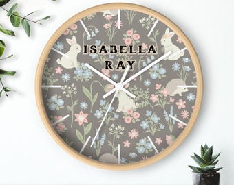 Vintage Cottagecore aangepaste wandklok, gepersonaliseerd kinderdagverblijfcadeau voor meisjes, kamerdecoratie konijn, bloemen, bos kinderklok, eerste verjaardagscadeau