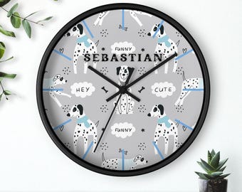 Gepersonaliseerde Dalmatische hond kinderwandklok, aangepaste naam kinderkamerklok, genderneutraal decor hondenkamer, kraamcadeau, kunst aan de muur peuterkamer