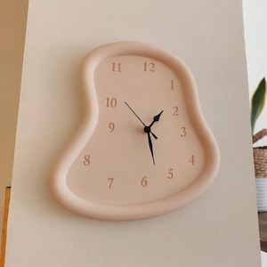 Puede incluir: Un letrero de madera rústica con el texto "Welcome to our home" en letras blancas. El letrero presenta un acabado envejecido y un diseño simple y acogedor, perfecto para la decoración de la entrada.