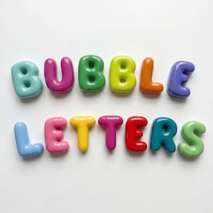 Puede incluir: Un letrero de madera rústica con el texto "Welcome to our home" en letras blancas. El letrero presenta un acabado envejecido y un diseño sencillo y acogedor, ideal para la decoración de la puerta principal.