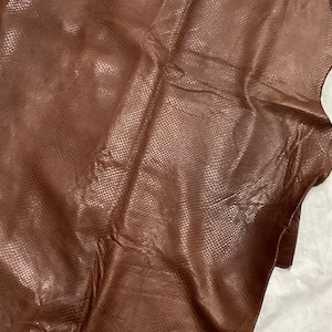 Piel de ciervo con estampado de serpiente de cascabel en relieve en color marrón castaño rojizo OSM591