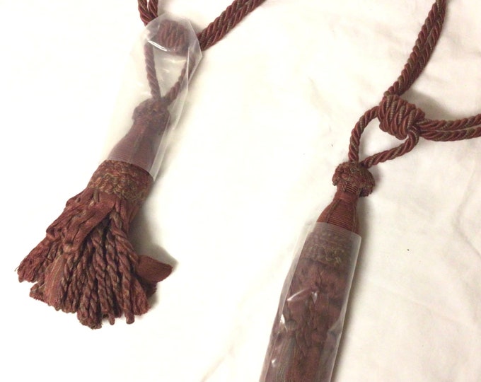 Package of 2 Burgundy 32 inch Tieback With 6 Inch Tassels. T21310