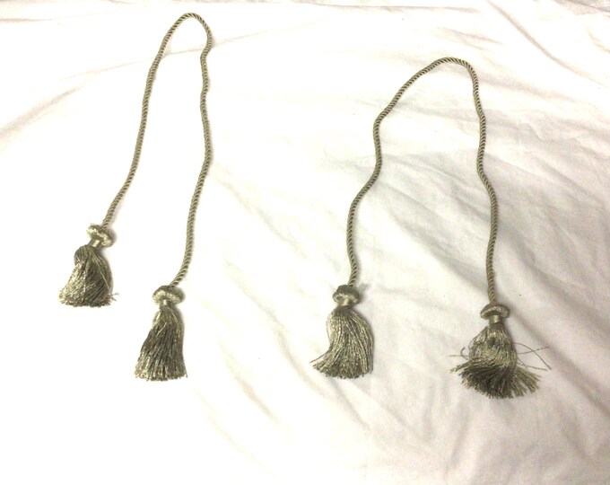 Package of 2 Platinum 27 inch Spread Chairtie with 3 Inch Tassels TL47A