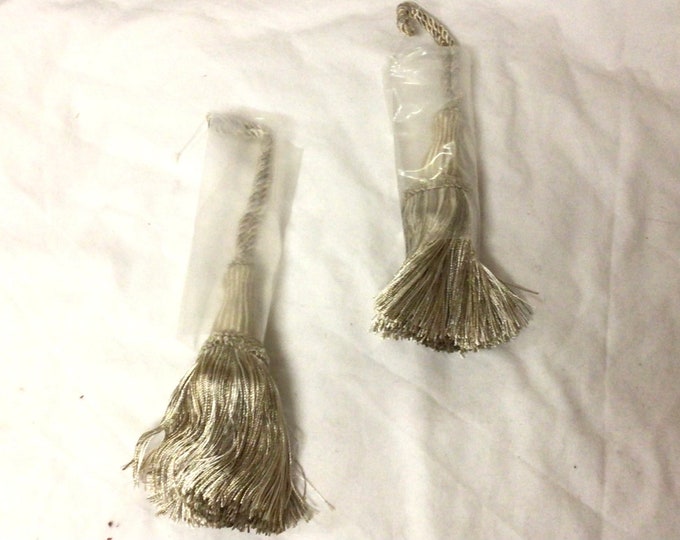 Package of 2 Platinum 5 1/2 Inch Tasellsmwith 5 1;2 Loop.  TPR11