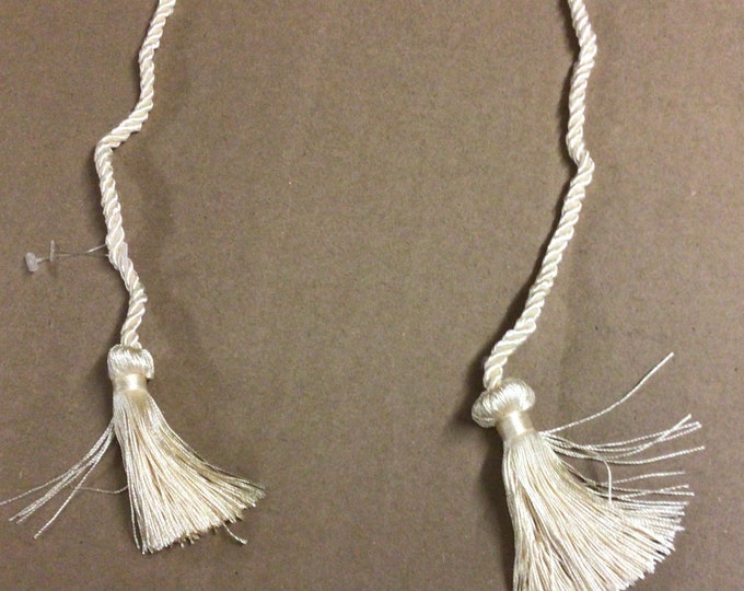 Package of 2 Off White 27 Inch Spread chair ties. TB01